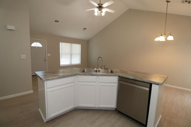 Building Photo - Newly updated duplex for rent!