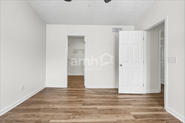 Building Photo - 2044 Woodmere Ct
