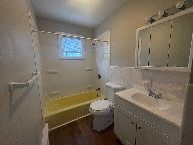 Building Photo - 220 Glen Haven Rd