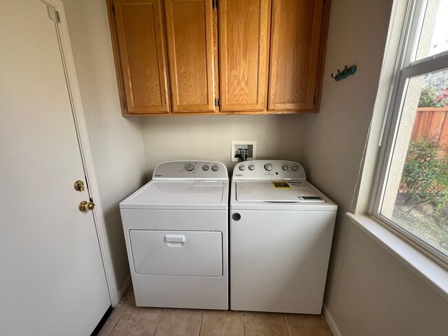 Building Photo - SPACIOUS FOUR BEDROOM HOUSE IN HAMILTON