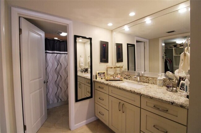 Building Photo - 3900 Galt Ocean Dr