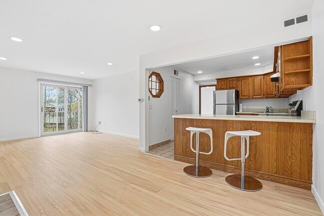 Building Photo - 59 School St