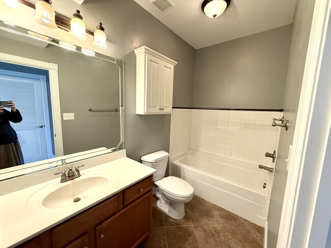 Building Photo - 98 Melrose Dr