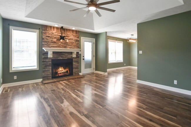 Building Photo - Pet Friendly Three Bedroom with Bonus!