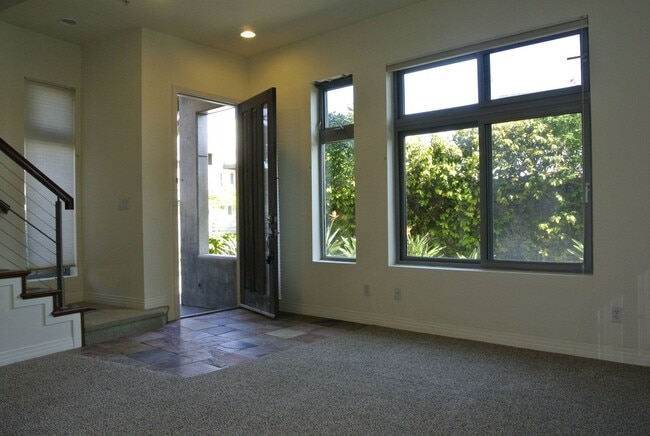 Building Photo - 3 Story town home with rooftop deck in Oce...