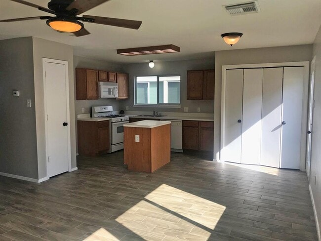 Building Photo - 26840 Wellington Ct