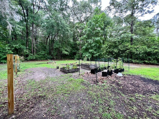 Building Photo - AVAILABLE LATE JULY 2025 (PET FRIENDLY)