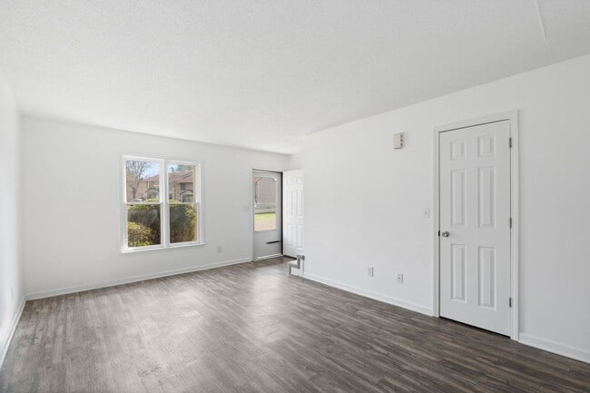 Building Photo - Updated 2-bedroom, 1.5-bath townhome in Winston-Salem