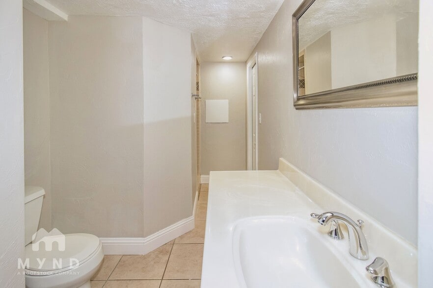 Building Photo - 381 Marquette Dr