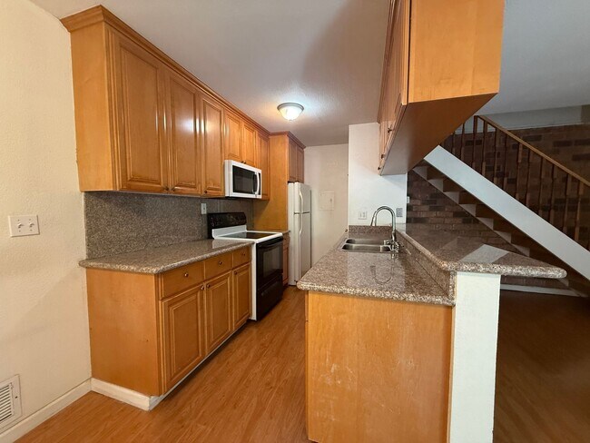Building Photo - Bright 2-bedroom, 1-bath Townhouse-style Condo in San Jose