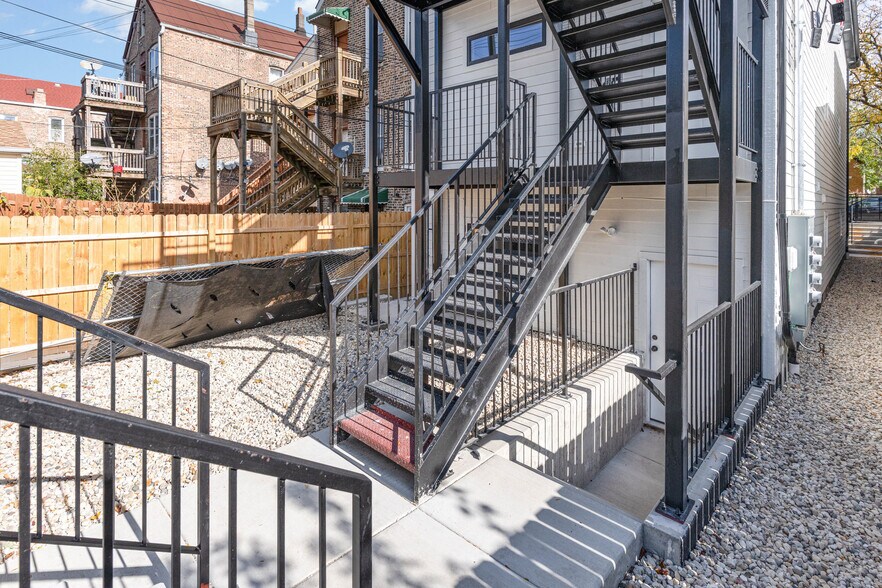 Building Photo - 2132 S Fairfield Ave