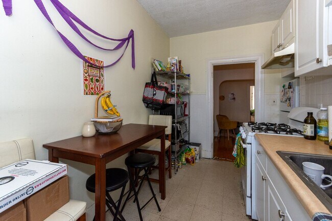 Building Photo - 9/1 Sunny top floor 2BR with balcony near Packard's Corner!