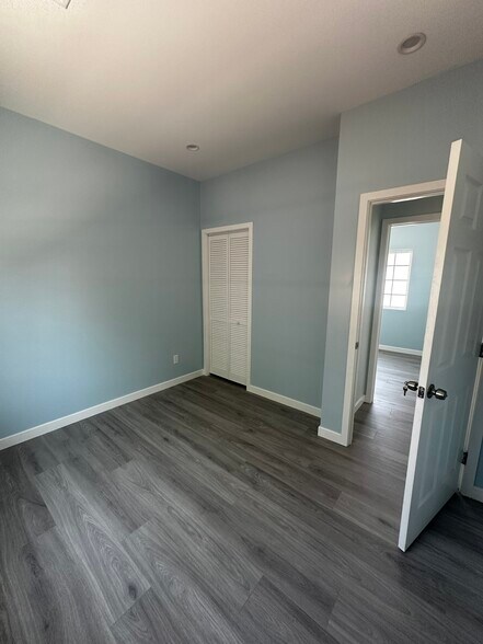 Building Photo - 2134 Park Dr