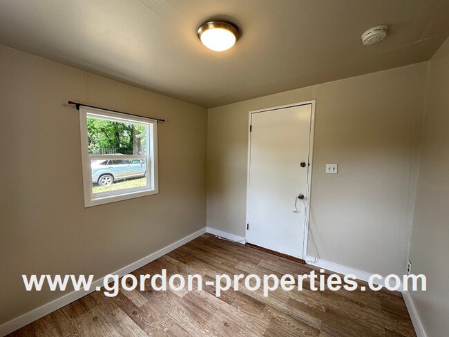 Building Photo - $2,450.00 - SE Cesar E Chavez Blvd - Cozy ...