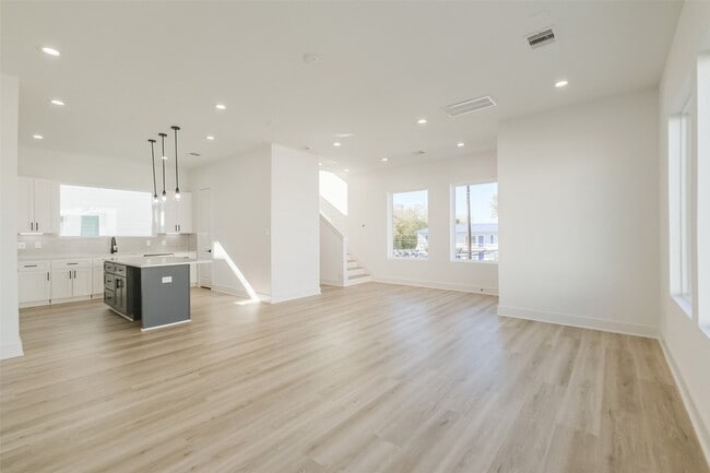 Building Photo - 8315 Brecha Ln