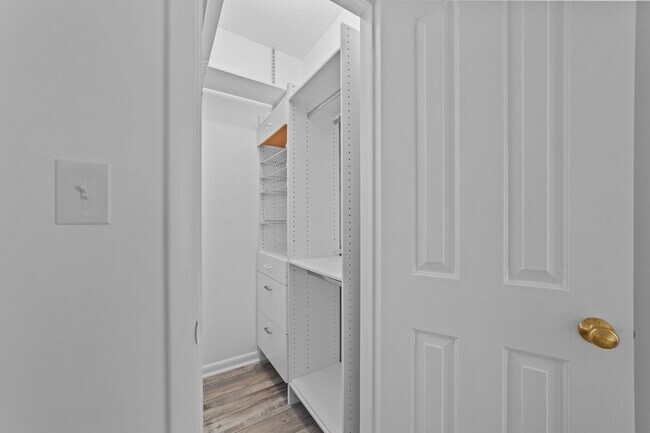 Building Photo - 459 E Lake Cir