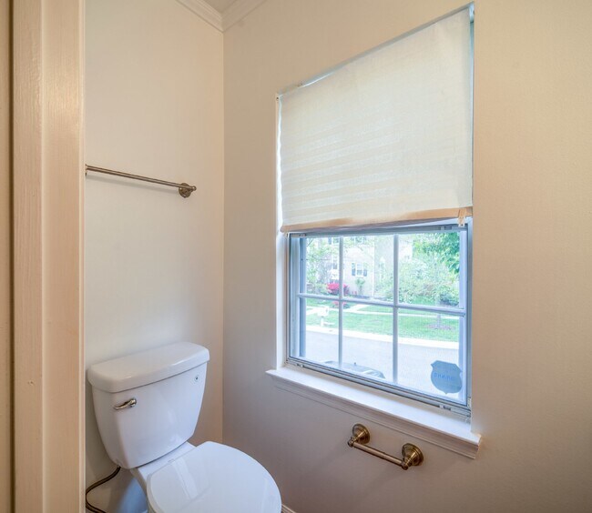 Building Photo - Three-level end unit townhome!