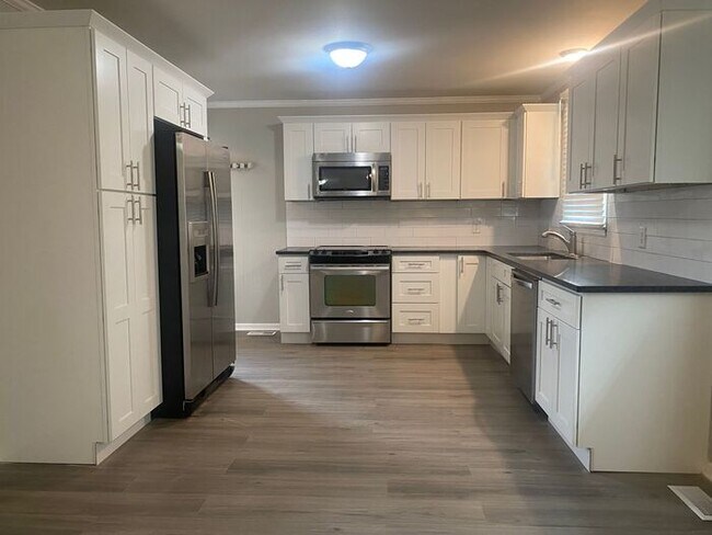 Building Photo - Renovated Brick Ranch in North Nashville