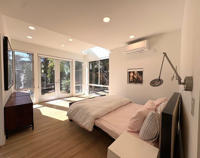 Building Photo - Modern Home availalble for lease in Menlo ...
