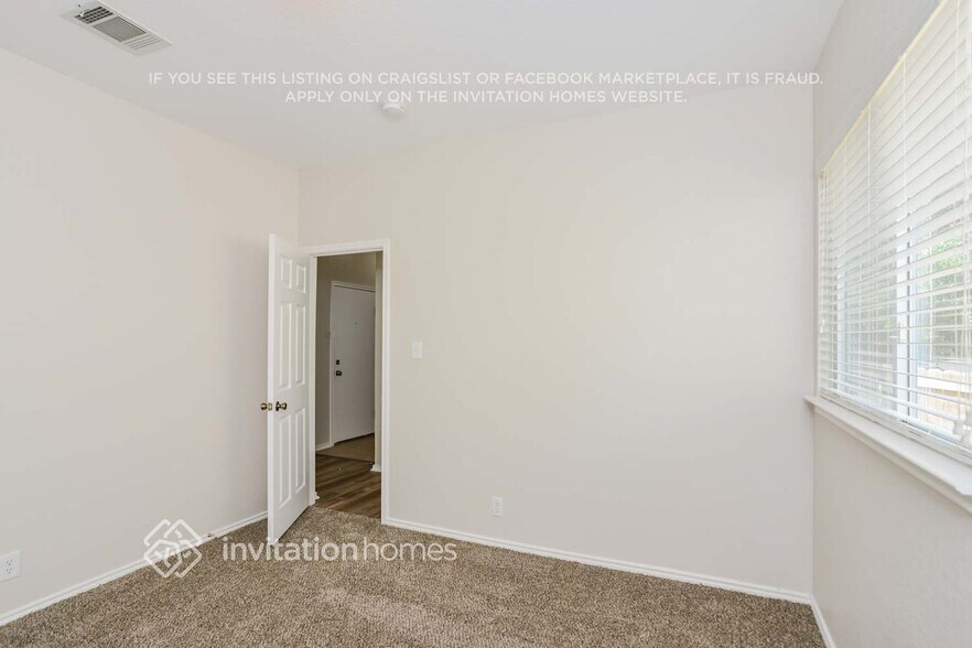 Building Photo - 710 Campion Red