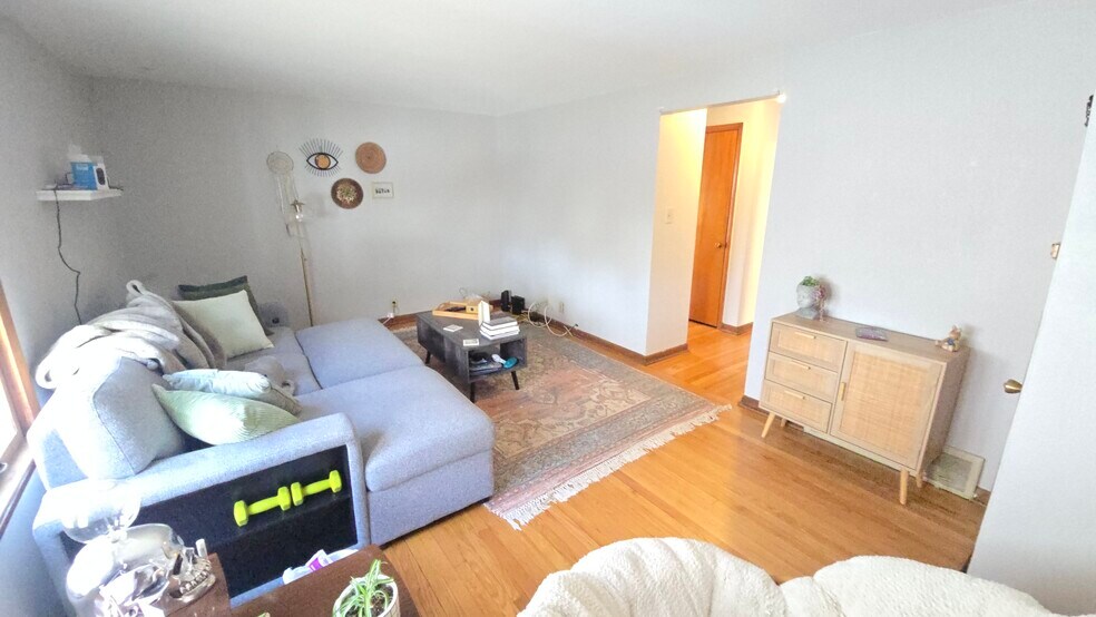 Primary Photo - 2233 S Mound St