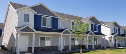 Building Photo - Gorgeous 3 bed, 2.5 bath Townhome located ...