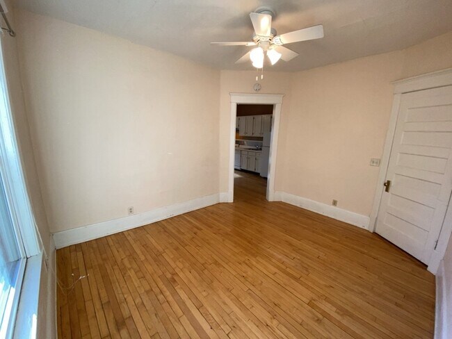 Building Photo - 1 Bed 1 Bath Historic Preserved Douglas Ap...
