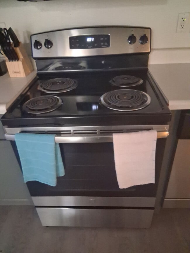 Building Photo - 1051 Southern Dr