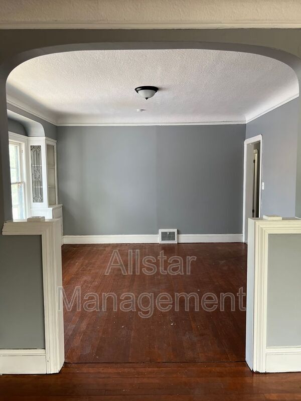 Building Photo - 3255 E 139th St