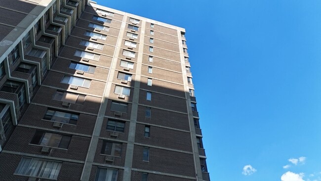 Building Photo - 6325 N Sheridan Rd