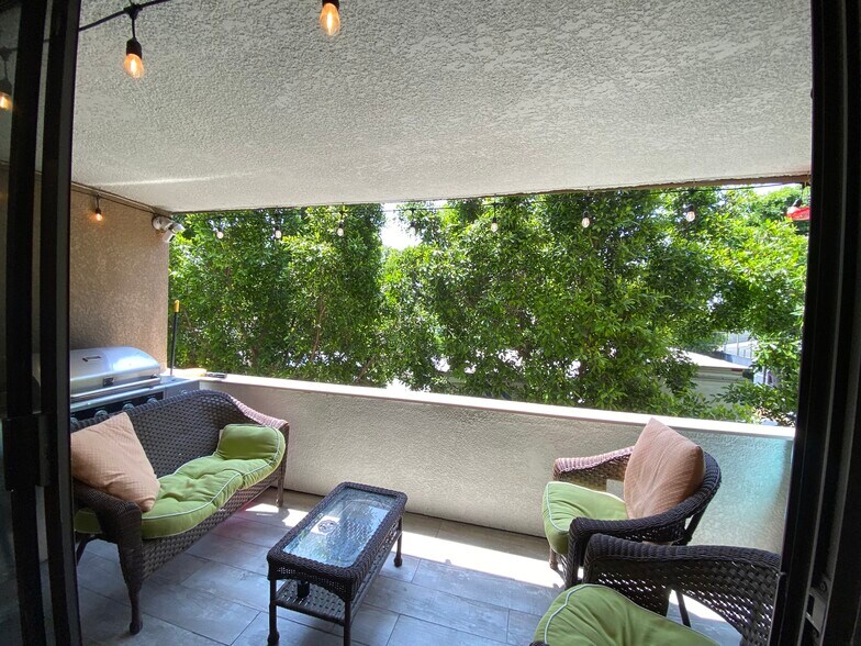 balcony - 16866 Kingsbury St
