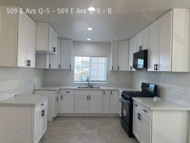 Building Photo - 509 E Ave Q-5