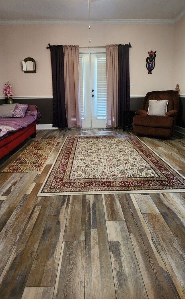 Building Photo - Beautiful, well-maintained 3-bedroom, 2-bathroom home