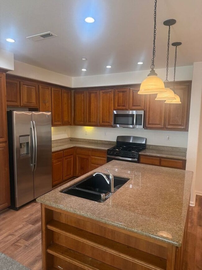 Building Photo - Stunning 2-bedroom, 2-bathroom townhouse