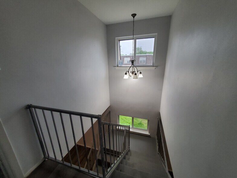 Building Photo - 6333 -6339 Granbury Rd,