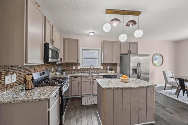 Building Photo - 5935 Pondview Ct