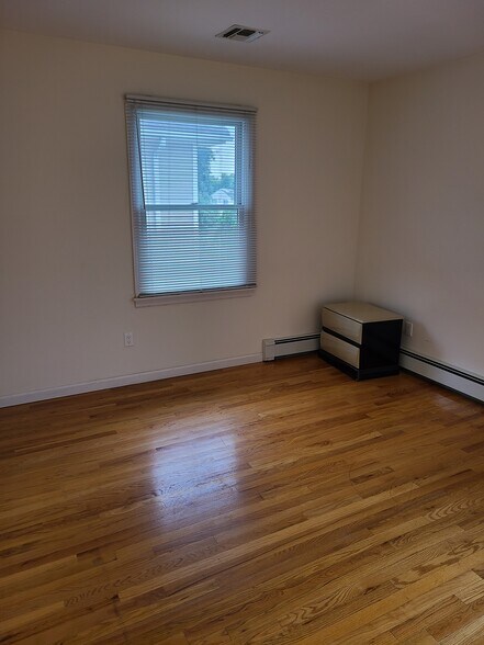 Building Photo - 372 Litchfield Ave