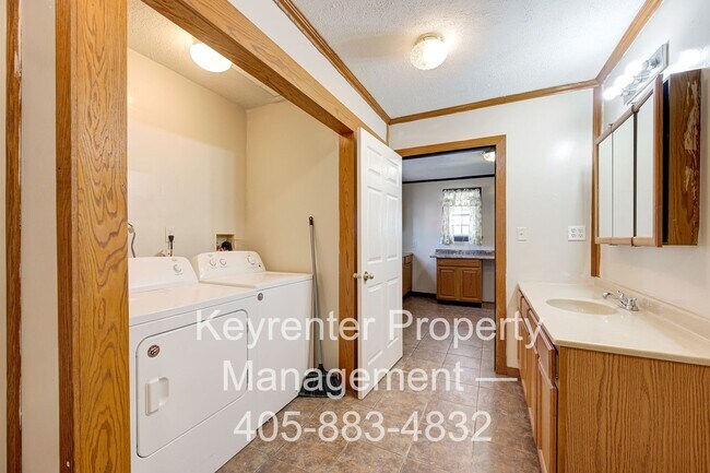 Building Photo - 3607 SW 12th St