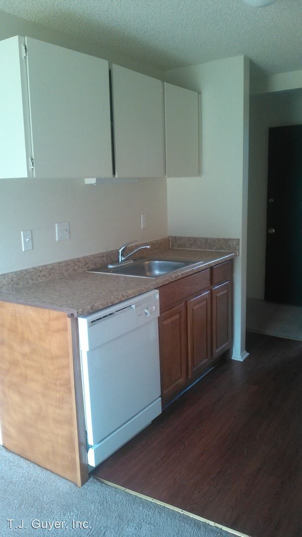 Building Photo - 1 br, 1 bath Apartment - 4702 108th Street...