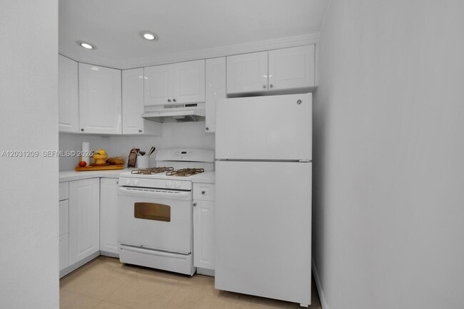 Building Photo - 2539 Bayshore Dr