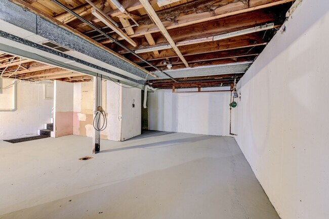 Building Photo - 3-Bedroom Home with Hardwood Floors & Fenced Yard in St. Louis