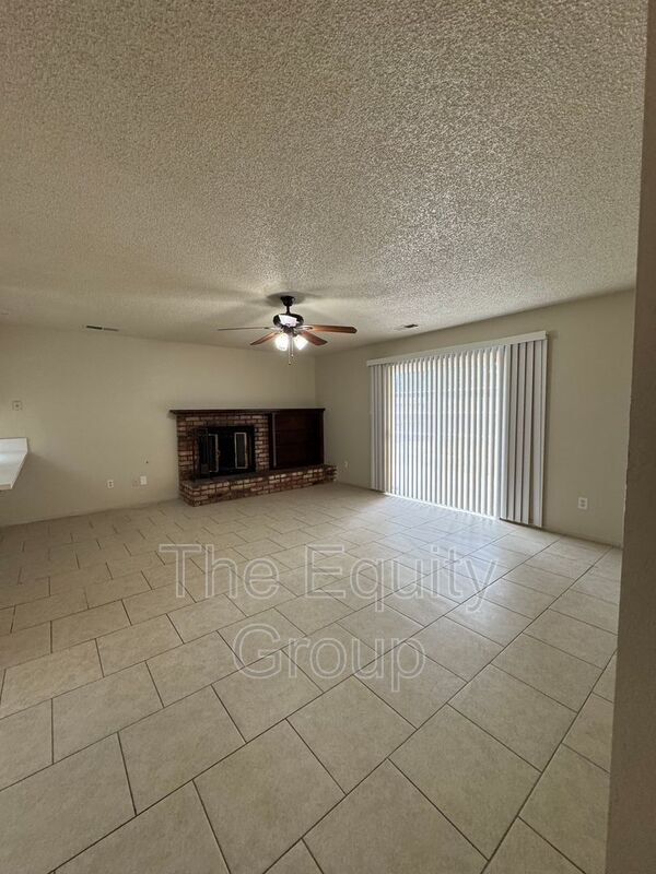 Building Photo - 1009 W Laura Ave