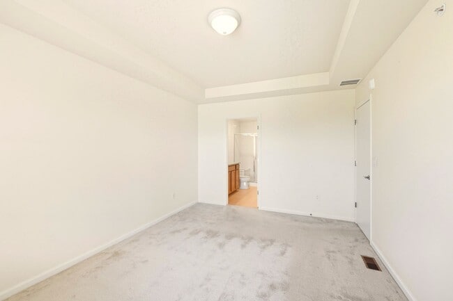 Building Photo - Bright and Airy 2 Bed 2.5 Bath Townhome in...