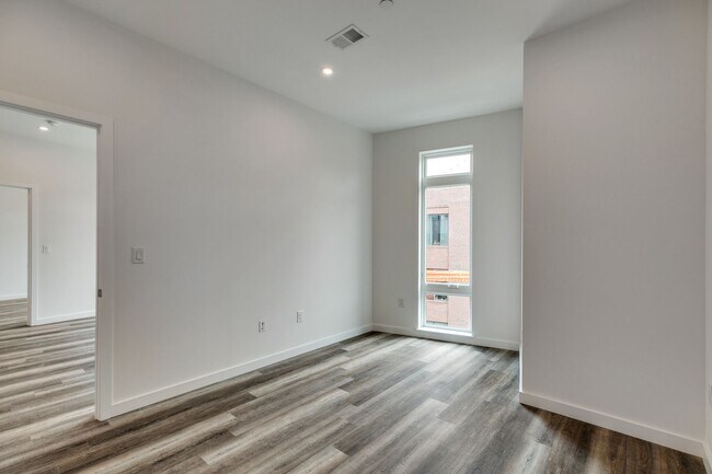 Building Photo - 2 Bedroom in Northern Liberties - Parking Available