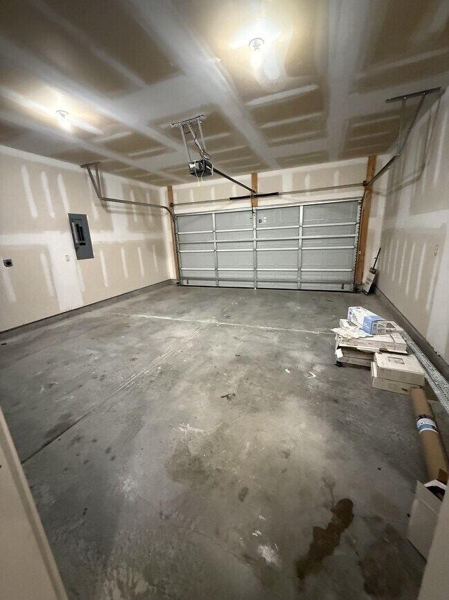 Building Photo - 222 Skyway Dr