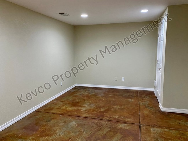 Building Photo - 1637 Westbridge Dr