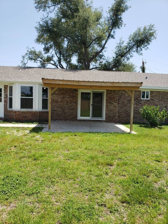 Building Photo - Charming 3Bed/2Bath Brick Home w/Bonus Office Space – Upgraded Comfort Near Martin Lake *1/2 OFF ...