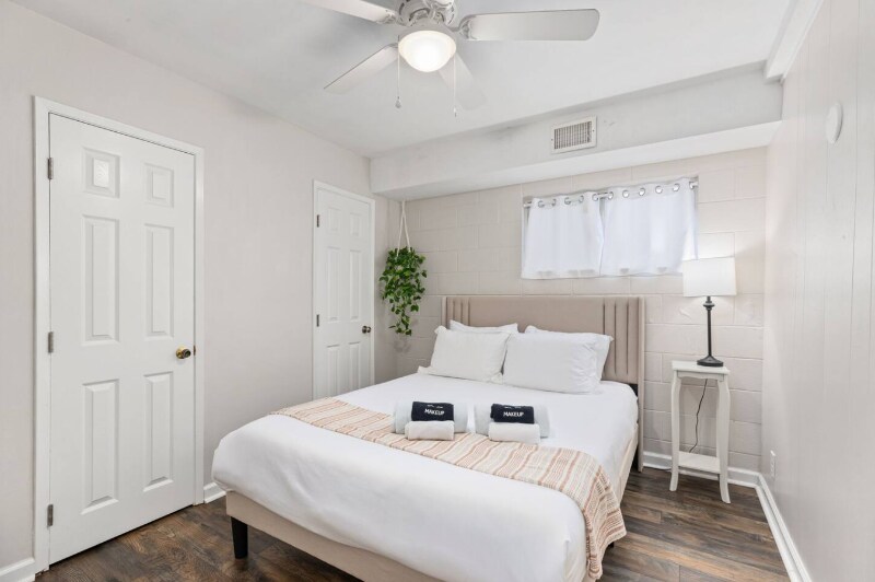 Building Photo - 321 W Kalmia St