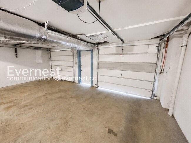 Building Photo - 2 Bed/2 Bath Home with Garage / Pet-Friendly / Available Now!