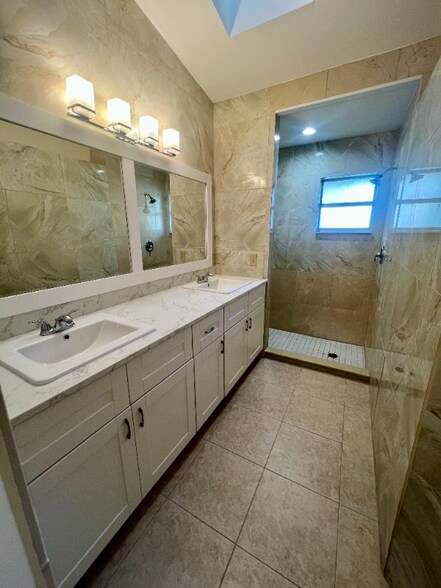 Building Photo - 914 SW Cecil Ln